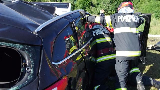 Autocar cu elevi, implicat într-un accident grav. Un șofer a murit, patru copii au fost duși la spital