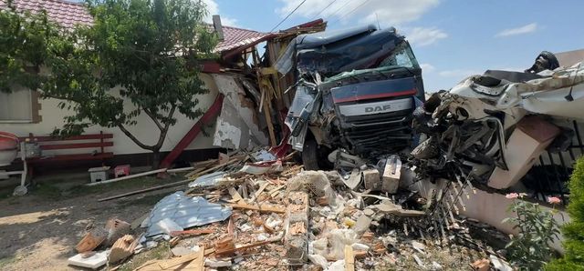 Un TIR înmatriculat în Republica Moldova a intrat în două gospodării din România. Șoferul a ajuns la spital
