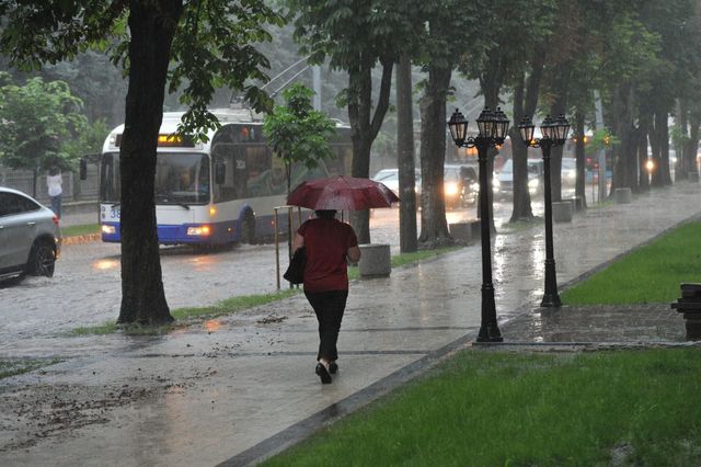 Ploi, grindină și vijelie: Cod Galben de instabilitate atmosferică în Moldova