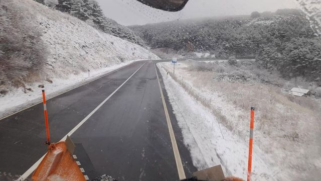 Estas son las carreteras cortadas por la nieve y el hielo