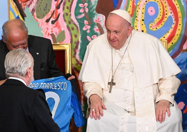 De Laurentiis dona al Papa la maglia del Napoli col numero 10