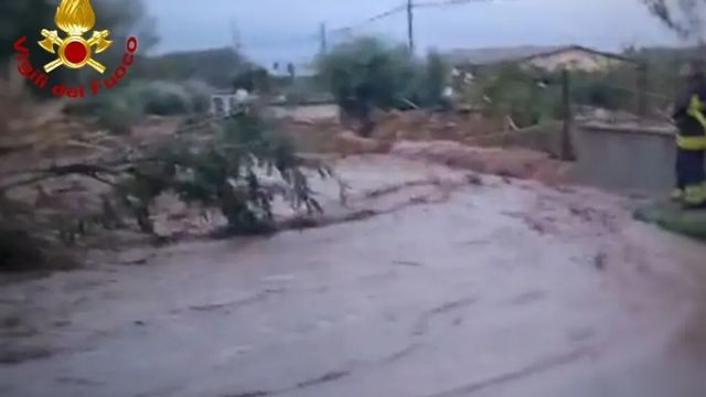 Maltempo nel catanzarese, esonda un torrente e isola paese