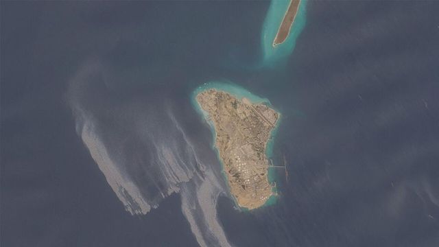 'Diverse esplosioni nella zona dell'isola di Kharg, colpita una petroliera iraniana'