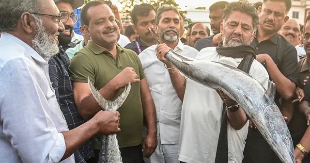 Karnataka CM DK Shivakumar visits Mangaluru harbour, interacts with fishermen