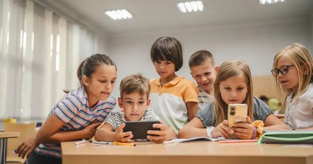 Nová pravidla pro mobily ve školách mají začít platit od září 2027, uvedl Babiš