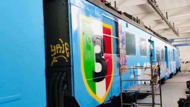 Tifosi allo stadio Maradona a bordo del treno azzurro scudetto
