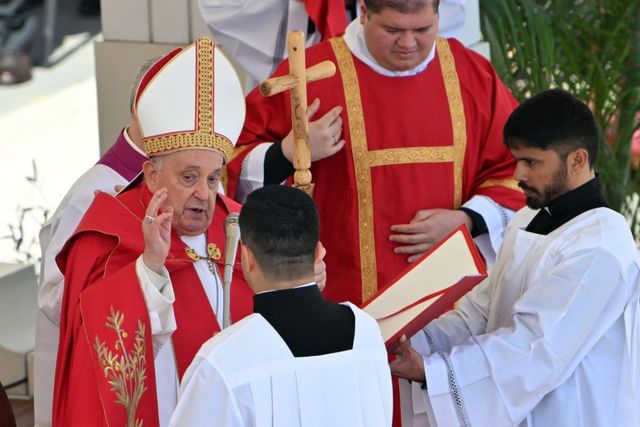 Papa Francisc nu a rostit predica din Duminica Floriilor, dar a prezidat în continuare ceremonia