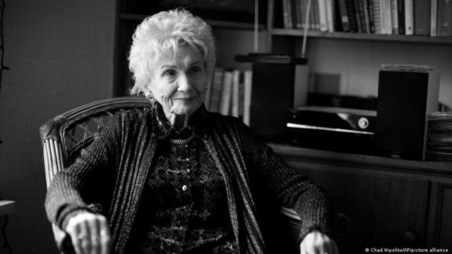 Nobel Prize-winning author Alice Munro dies aged 92