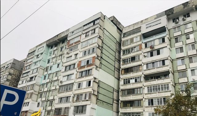 O femeie s-a aruncat în gol de la etajul 16 al unui bloc de locuințe din Chișinău