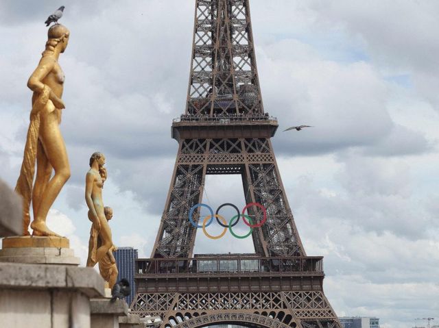 Parigi, uomo si arrampica sulla Torre Eiffel: monumento evacuato