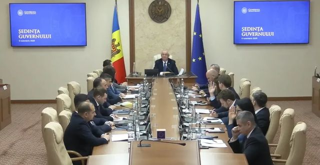 Prim-ministrul promite că salariul minim va crește, iar pensiile…