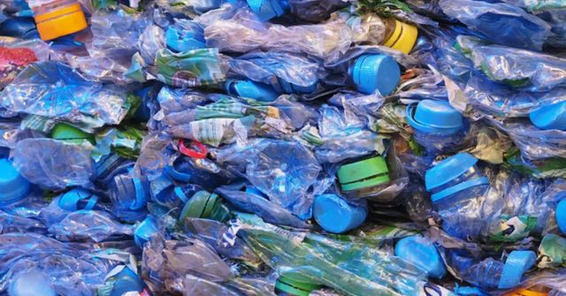 Vláda odmítla návrh na zálohování PET lahví a nápojových plechovek