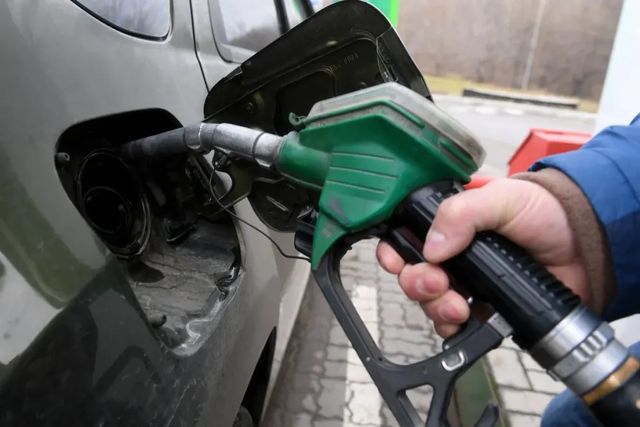 Carburanții se scumpesc de la 1 august – Șoferii vor achita o taxă suplimentară de 48 de bani pe litru