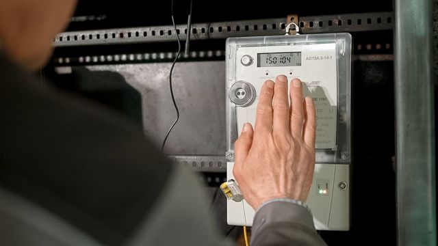 Facturi mai mari la lumină după schimbarea contoarelor? ANRE anunță verificări