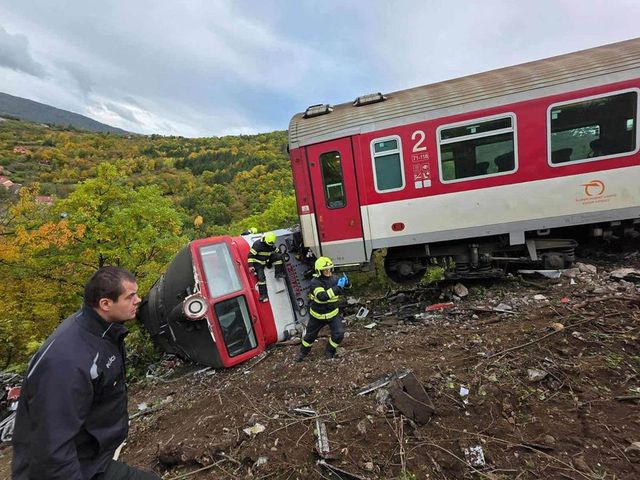 Peste 100 de persoane au fost rănite după ce două trenuri s-au tamponat frontal, în Slovacia