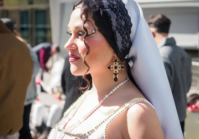 La estética 'Lux' inunda la espera para asistir al primer concierto de Rosalía en España