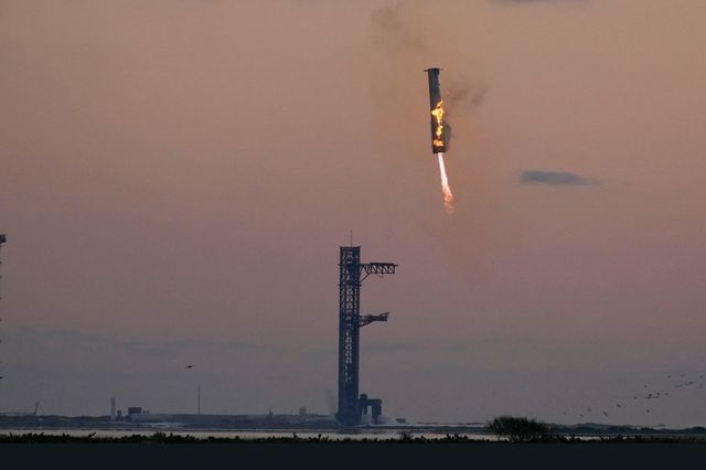 SpaceX, quinto test di volo per Starship: razzo rientrato in base di lancio