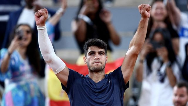 Carlos Alcaraz makes confident start at French Open, Naomi Osaka advances