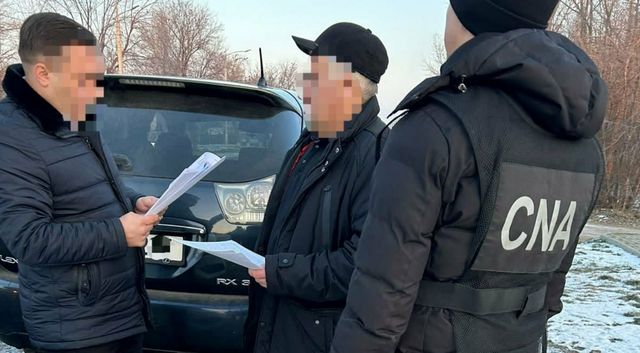 Două persoane au fost reținute după ce ar fi primit bani pentru a favoriza promovarea examenului auto