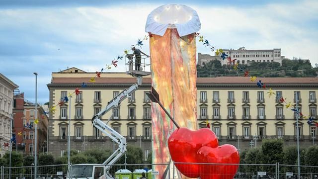 Napoli, la forma fallica di una nuova installazione in piazza Plebiscito fa discutere