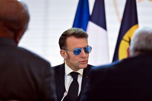 Macron ridică tonul la Davos, cu ochelari de soare