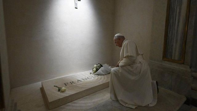 Papa Leone in preghiera sulla tomba di Francesco