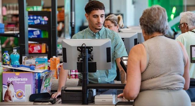 Mercadona aprueba una semana más de vacaciones a sus trabajadores y otra paga mensual extra