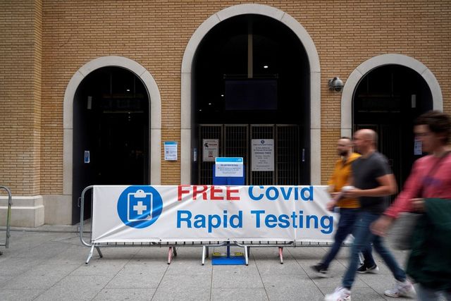 Persoanele vaccinate contra Covid-19 au un risc de două ori mai mic de infectare - studiu britanic pe 100.000 de persoane