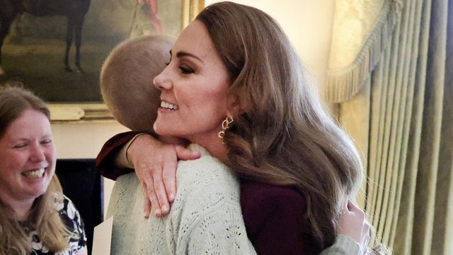 El emotivo abrazo de Kate Middleton a la joven fotógrafa Liz Hatton