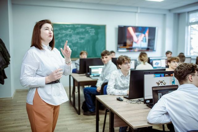 Indemnizații de până la 375 de mii de lei pentru tinerii specialiști din învățământul profesional tehnic și superior