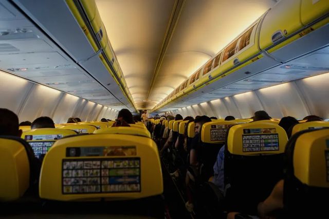 Soția pasagerului aspirat pe jumătate afară din avion, în plin zbor, povestește momentele de groază: „Dacă murim, murim împreună”