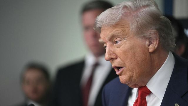 Donald Trump Orbán Viktort kérdezte arról, hogy Oroszország legyőzhető-e a háborúban