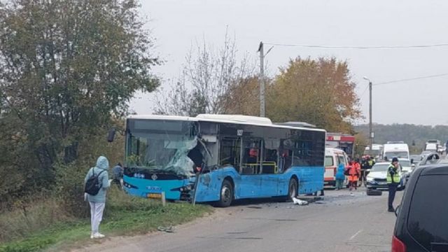 Autobuz de rută, implicat în accident. Sunt răniți