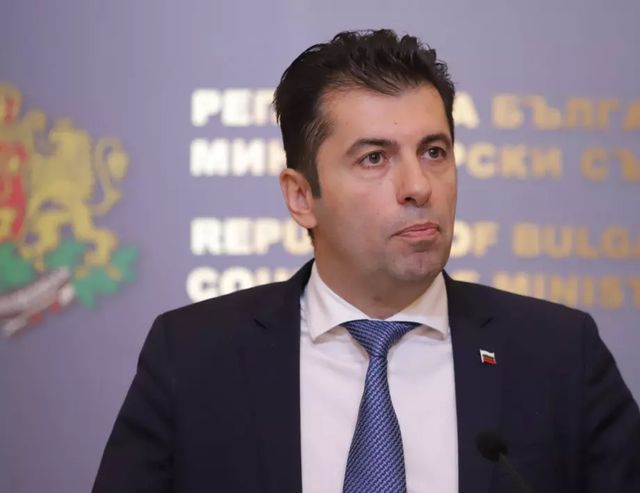 Критиките за финансовата политика на кабинета трябва да спрат след повишената перспективата пред рейтинга на България, смята Кирил Петков