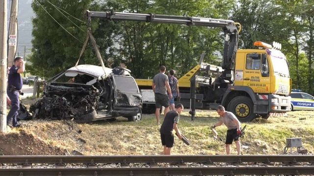 Влак блъсна кола на жп прелеза във Враца, шофьорът се разминал с леки наранявания