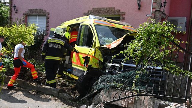 Mentőautóval ütközött egy személygépkocsi Budapesten
