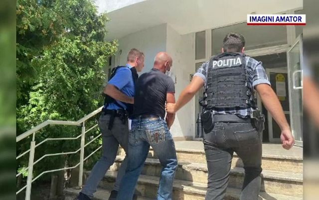 Un bărbat a fost reținut după ce a omorât în bătaie un câine și l-a aruncat pe o clădire, în Hunedoara
