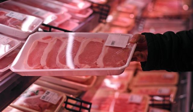 Consiliul Concurenței încearcă să afle de ce carnea de porc de la fermierii români nu mai ajunge pe rafturi