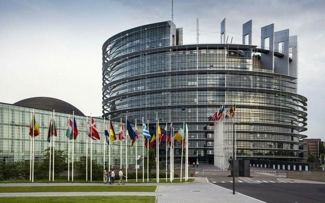 Un europarlamentar român spune ca s-a găsit software de spionaj pe telefoanele oficialilor din Parlamentul European