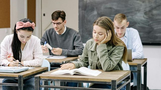 Stimulente financiare pentru elevii cu media 10 la examenele naționale. Câți bani vor primi