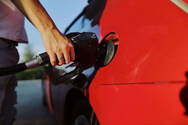 Cu cît vor crește prețurile la benzină și motorină în weekend