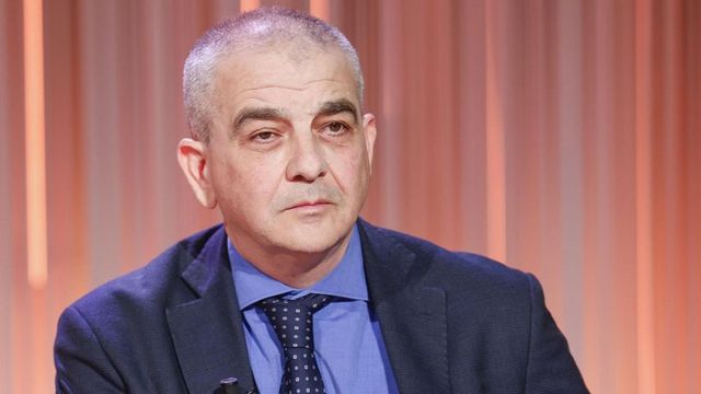 'Putin voterebbe no al referendum', scontro su Fazzolari