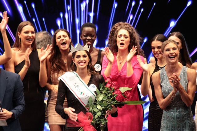 Miss Italia 2024, la vincitrice è Ofelia Passaponti di Siena