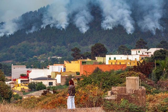 El incendio forestal de Tenerife se complica en el norte de la isla y obliga a nuevas evacuaciones