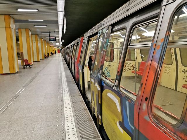 Circulație blocată la metrou în București, după ce o persoană a murit pe șinele de tren, la stația Unirii