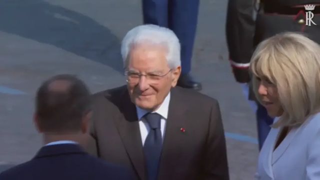 Ucraina, i soldati di Kiev sfilano nella parata di Parigi e Zelensky si commuove