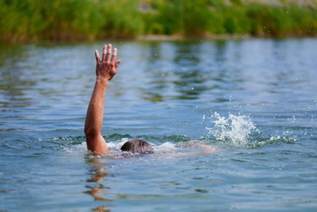 Un băiat de 13 ani s-a înecat în timp ce se scălda în Nistru, pe o plajă neautorizată din Bender