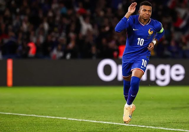 Kylian Mbappé se pone a 400