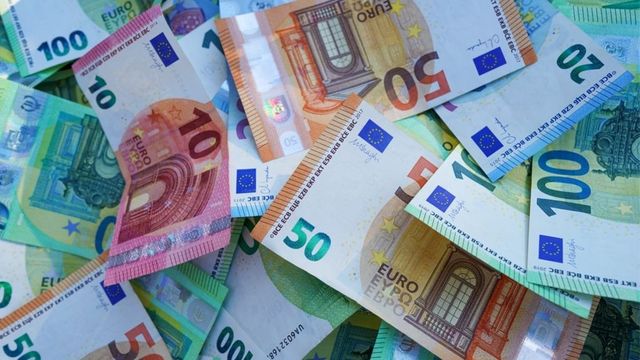 Младежи опитаха да платят с реквизитна евробанкнота в магазин във Велико Търново