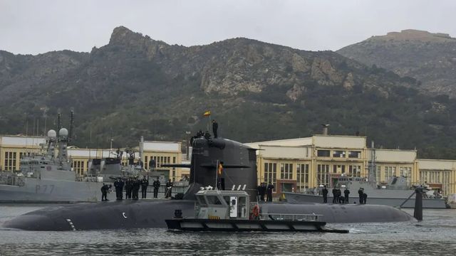 El impresionante submarino Isaac Peral de la Armada recala en Galicia